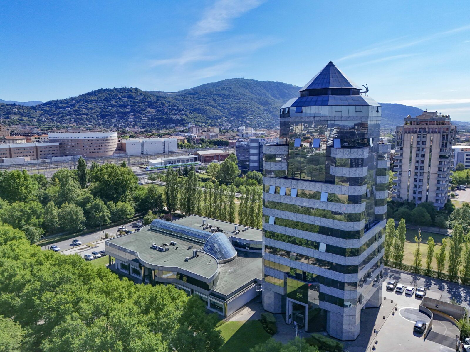 Il complesso direzionale di Brescia Due visto dal drone