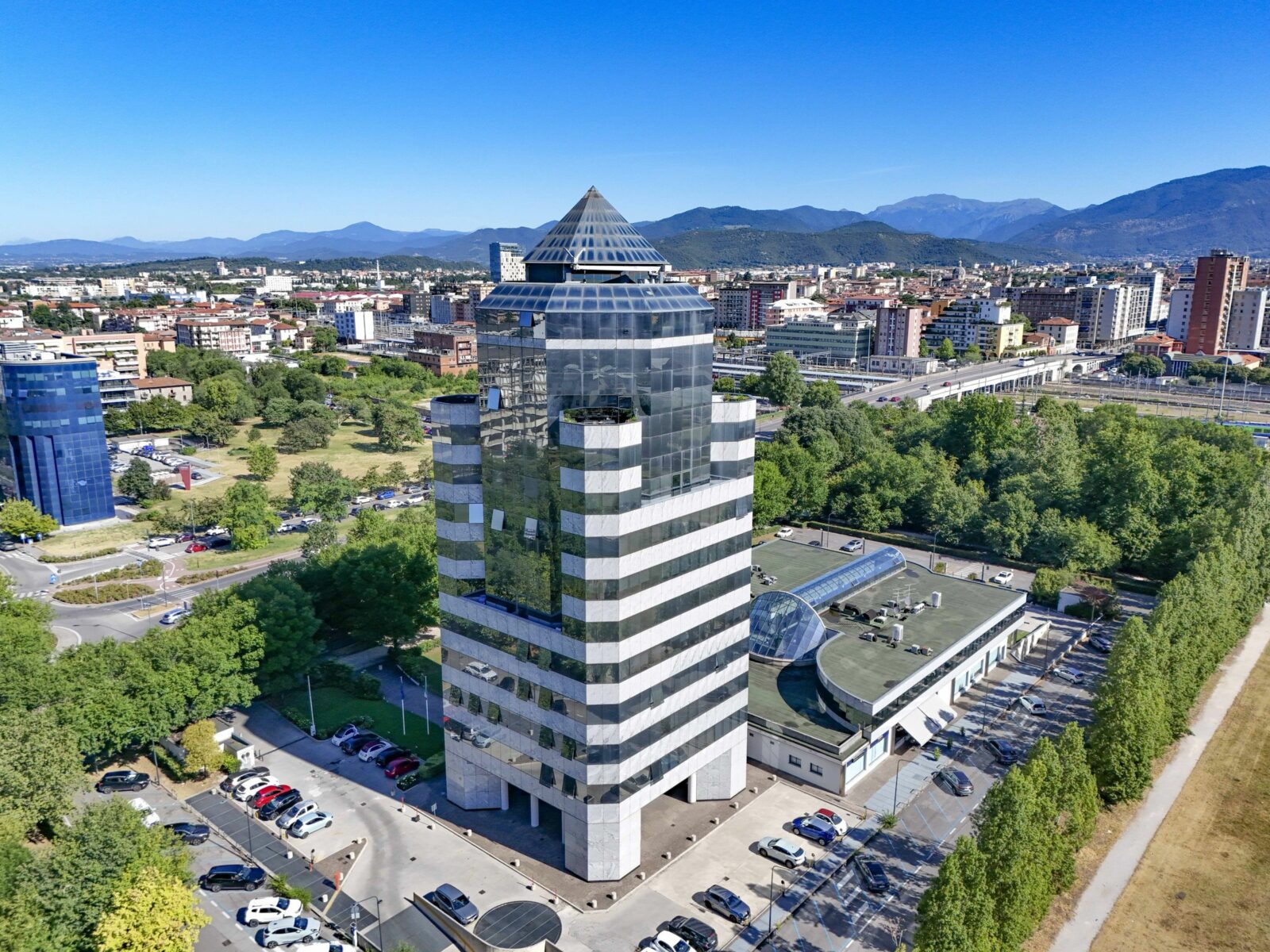 Brescia vista dall'alto con i colli sullo sfondo